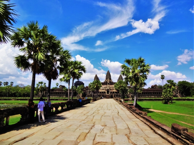 カンボジアにあるアンコール遺跡の一つで、遺跡群を代表する寺院建築。<br />
