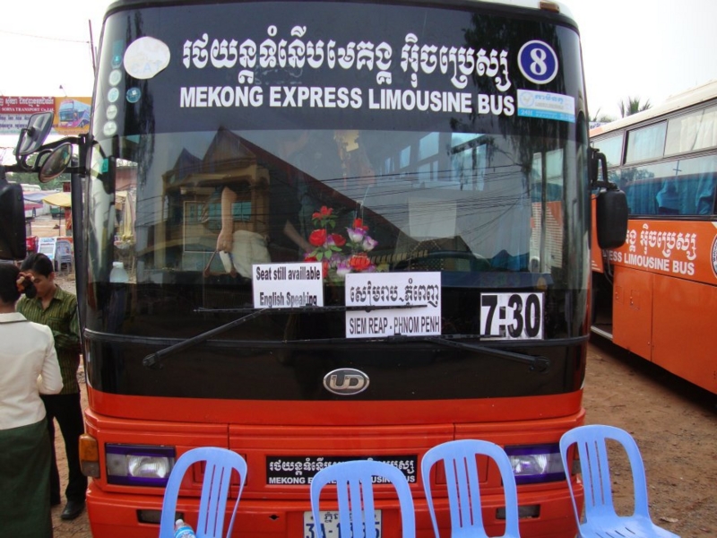 カンボジアのバス